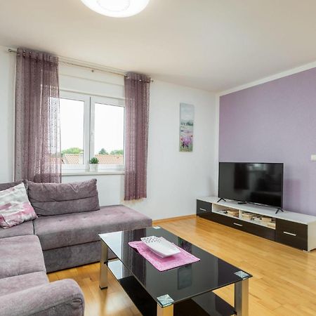 Lovely Apartment In Valbandon With Kitchen ฟาชานา ภายนอก รูปภาพ